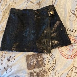 Mini black skirt NOT real snake